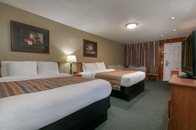 غرفة بسريرين كوين مع أريكة، Courtesy Inn Eugene 6/10