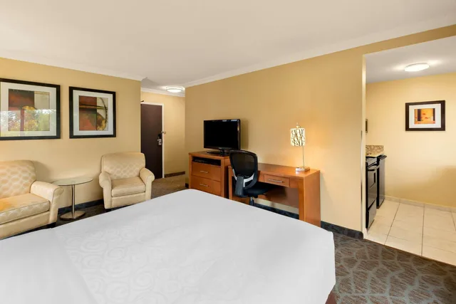 غرفة بسرير كينج مع أريكة، Best Western PLUS Inner Harbour Hotel 1/5