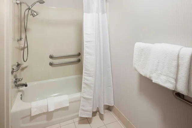 غرفة بسرير كينج مع أريكة، Courtyard Wichita East 6/7