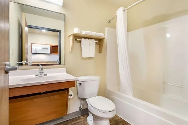 Efficiency, Queen Bed, Econo Lodge Burlington I-70 4/8