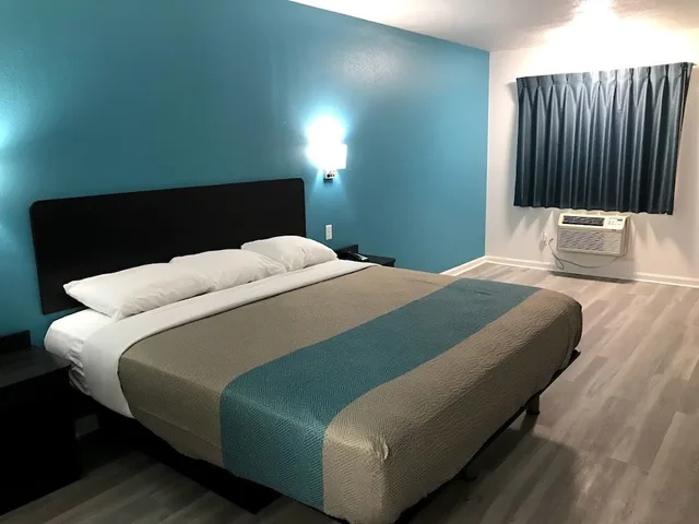 غرفة ديلوكس بسرير كينج للمدخنين، Motel6 Metropolis, IL 1/8