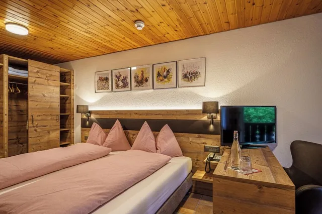Superior, 1 Double and 1 Single Bed, Extra Beds، Hotel Alpenblick 3/6