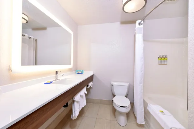 Standard, 2 Queen Beds, Holiday Inn Express Hotel And Suites Arcata Eureka Airport Area 7/7