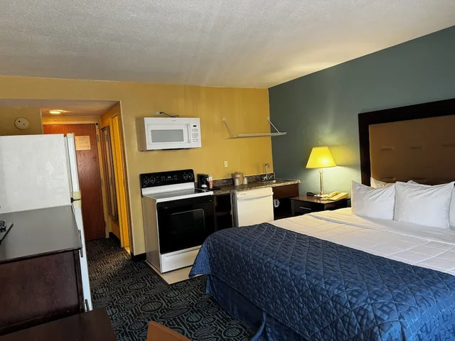 غرفة سوبيريور بإطلالة على المدينة مفردة بسرير كينج بمطبخ، Regency Inn and Suites New London – Mystic 1/1