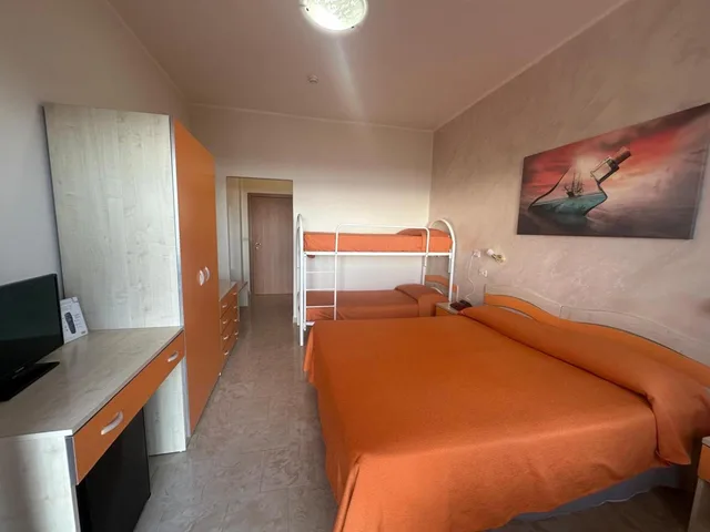 غرفة رباعية، Hotel Germania 6/8