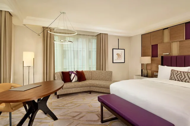 غرفة ديلوكس ركنية بسرير كينج، THE RITZ-CARLTON, BERLIN 1/2