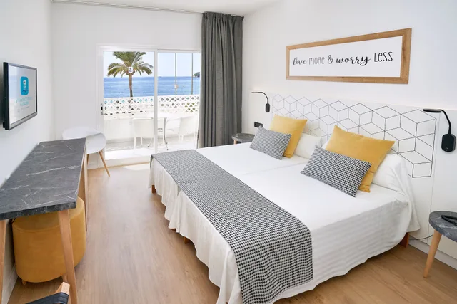 غرفة بسريرين منفصلين بإطلالة على الشاطئ بشرفة، Flamboyan Caribe Hotel & Spa 6/10