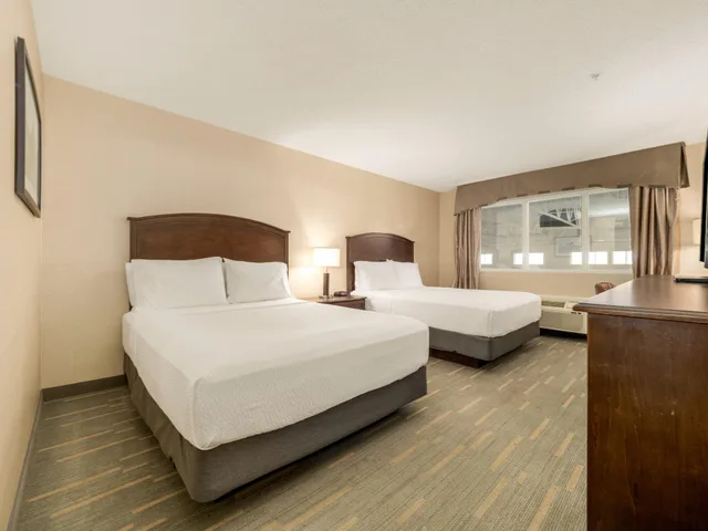 Room, Quadruple, 2 Queen Beds, HOLIDAY INN LETHBRIDGE 1/4