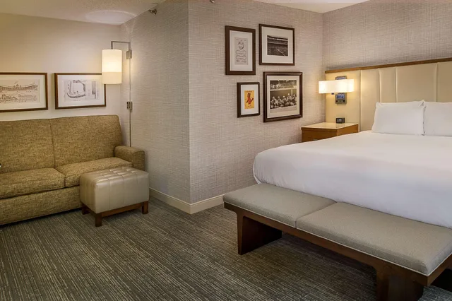 Room, King Bed, Arch View, Sofa, East Tower، Hilton St. Louis at the Ballpark 2/4
