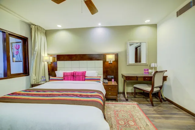 Presidential, Suite, 1 Single and 2 Double Beds، Rock Manali 2/4