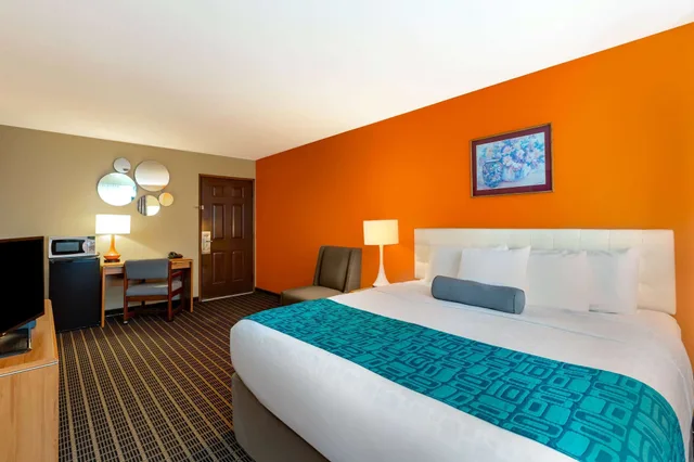 غرفة بسرير كينج يُسمح فيها بالحيوانات الأليفة، Howard Johnson by Wyndham Leavenworth 1/4