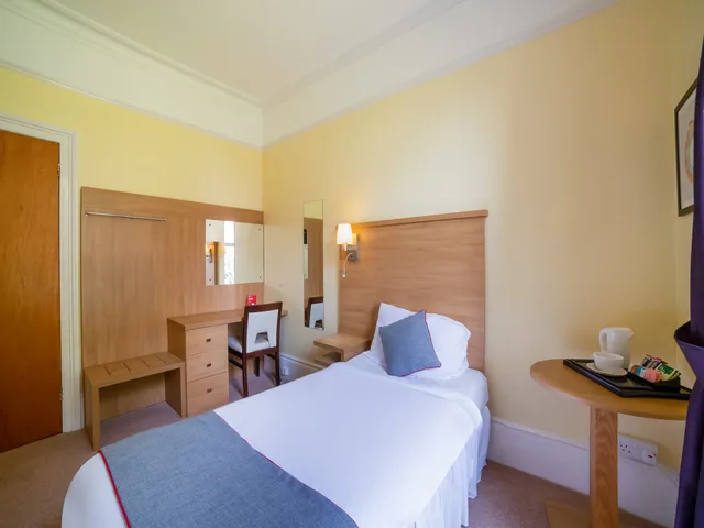 Standard Single Room - Shared, OYO Eagle House Hotel St Leonards Hastings 2/5