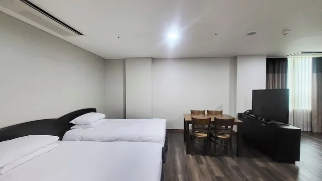 غرفة بريميير ثلاثية بسريرين منفصلين، Ramada Hotel & Suites by Wyndham Seoul Namdaemun 7/10