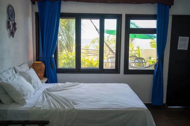 غرفة رباعية بسرير مزدوج وسريرين منفصلين بإطلالة على البحر، Marbella Eco Lodge 1/9