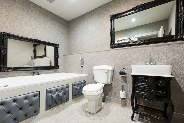 Cave, 8 Double Beds، The Dixie Dean Hotel 5/7