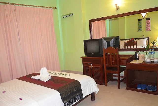Family, Twin Beds, Parklane Hotel 3/6