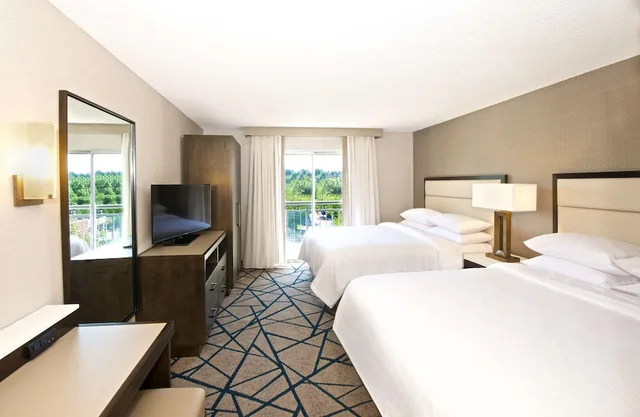 غرفة بسريرين كوين مع أريكة، Embassy Suites by Hilton Seattle Bellevue 2/7