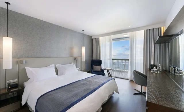 غرفة تنفيذية بسرير كينج بإطلالة على البحر، Makedonia Palace, WorldHotels Luxury 1/5