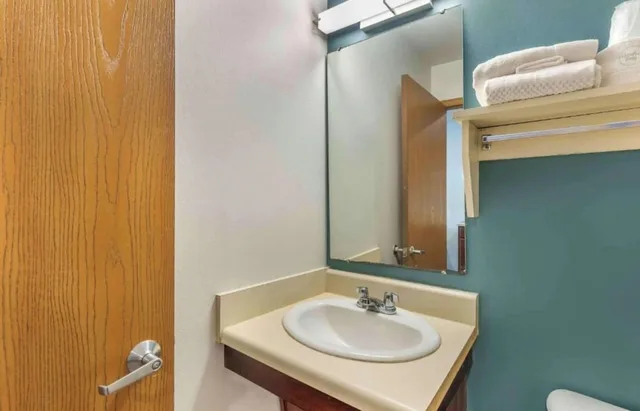 غرفة بسرير كوين لغير المدخنين بمطبخ، Studio 6 Extended Stay Little Rock Southwest AR 8/10