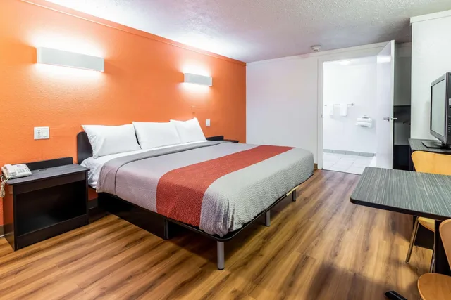 1 King Bed - Mobility Accessible Tub, Nsmk، Motel6 Mansfield, OH 6/10