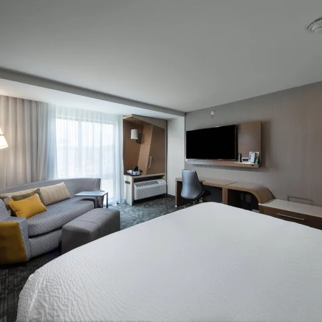 Room, King Bed, Bathtub, Accessible, Hotel Courtyard By Marriott Russellville 1/4