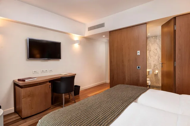 Standard, Double or Twin Bed, Samaria Hotel 8/10