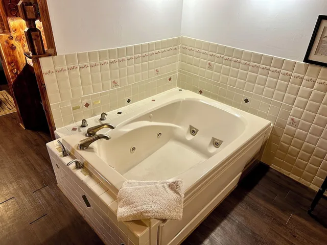 Cabin, King Bed, Sofa, Pet Friendly, Soap Lake Resort, a Dazzler Select by Wyndham 2/2