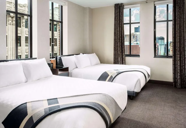 غرفة قياسية بسرير مزدوج، Joinery Hotel Pittsburgh, Curio Collection by Hilton 1/2
