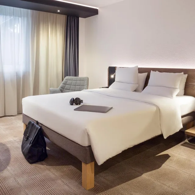 غرفة سوبيريور بسرير كوين مع أريكة، NOVOTEL LAUSANNE BUSSIGNY 1/10