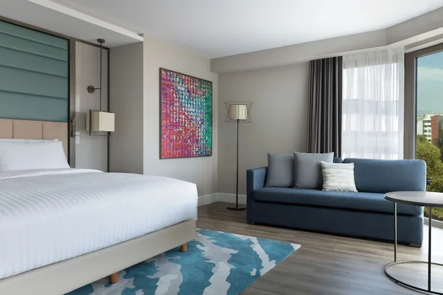 غرفة عائلية ركنية بسرير كينج بإطلالة جزئية على البحر مع أريكة، Izmir Marriott 1/2