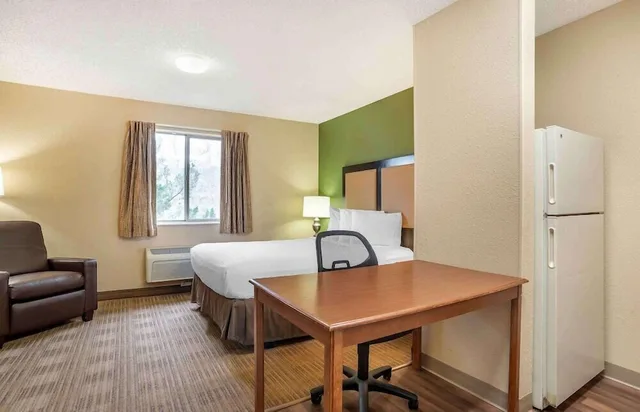 غرفة بسرير كوين بمطبخ، Studio6 Suites Jackson Ridgeland MS 10/10