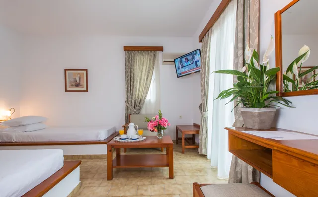 بنغل بسريرين منفصلين بإطلالة على الحديقة مع أريكة، Hotel Delfinia 6/8