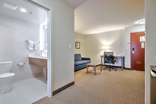 جناح بغرفة نوم واحدة مع أريكة، Comfort Inn and Suites South Calgary 3/3