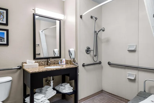 غرفة بسرير كينج لذوي الإعاقة، Comfort Inn Evansville East 2/2