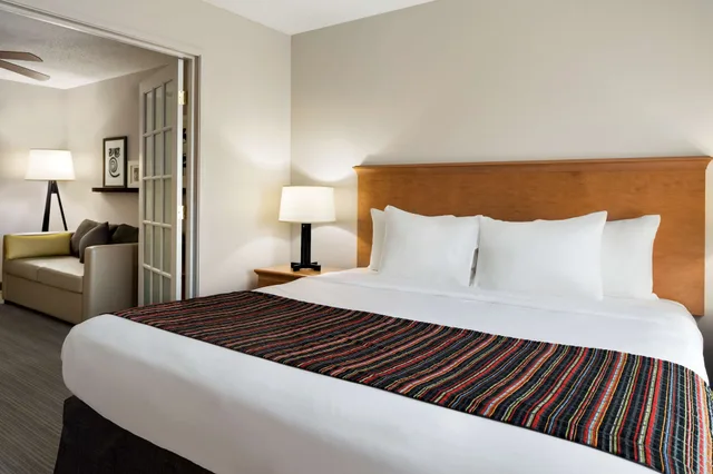 غرفة بسرير كوين، Country Inn & Suites by Radisson, Columbus Airport, OH 1/1