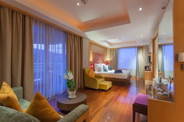 جناح بسرير كينج بإطلالة على البحر بشرفة بغرفة نوم واحدة، Holiday Inn Resort Phuket, an IHG Hotel 4/7