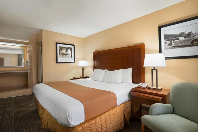غرفة ديلوكس بسرير كينج، Days Inn By Wyndham Jacksonville Airport 1/5
