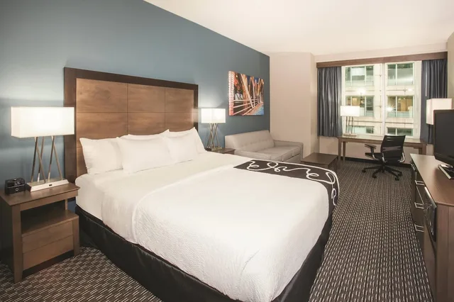 غرفة ديلوكس بسرير كينج، La Quinta Inn Suites By Wyndham Chicago Downtown 7/10