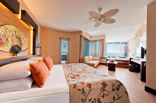 جناح جونيور بسرير كوين بإطلالة على البحر، Limak Lara De Luxe Hotel and Resort 1/1