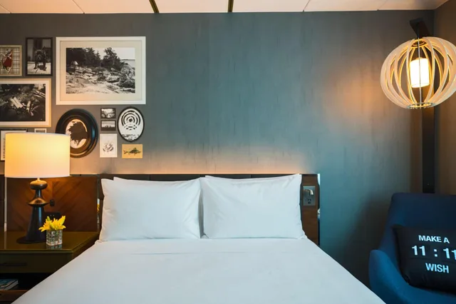 Room, 2 Queen Beds, Pool Side، Renaissance Minneapolis Bloomington Hotel 4/6