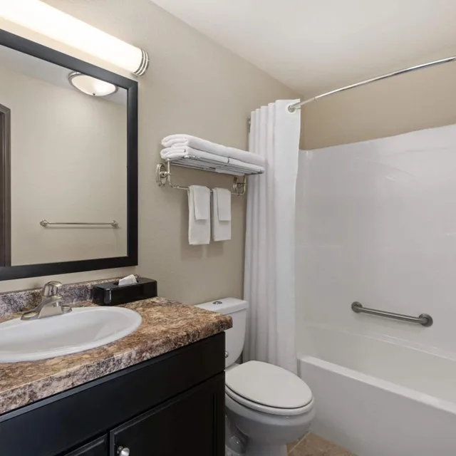 جناح بسرير كوين بغرفتي نوم، Travelodge Suites by Wyndham Estevan 1/2