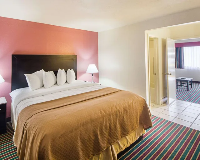جناح بسرير كينج، Quality Inn Del Rio 2/3