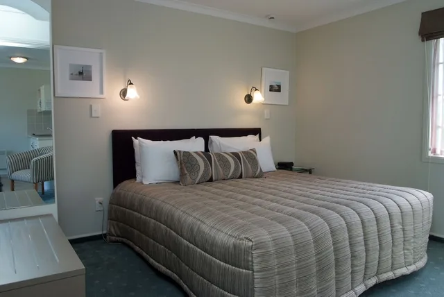 جناح عائلي بسرير كينج وسريرين منفصلين بغرفتي نوم مع أريكة بمسبح خاص، Silver Fern Accommodation And Spa 3/4