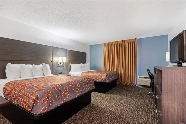 غرفة بريميير بسريرين كوين بشرفة، Chicago Club Inn & Suites 2/8