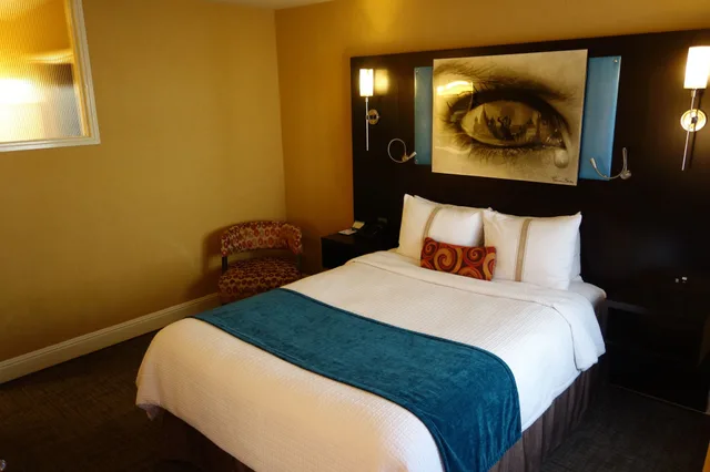 Traditional, Queen Bed, The Dylan Hotel At Sfo 1/4