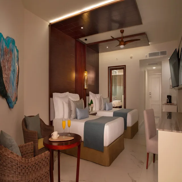 جناح جونيور بسريرين كوين بإطلالة جزئية على البحر، Secrets Royal Beach Punta Cana - Adults Only 1/2