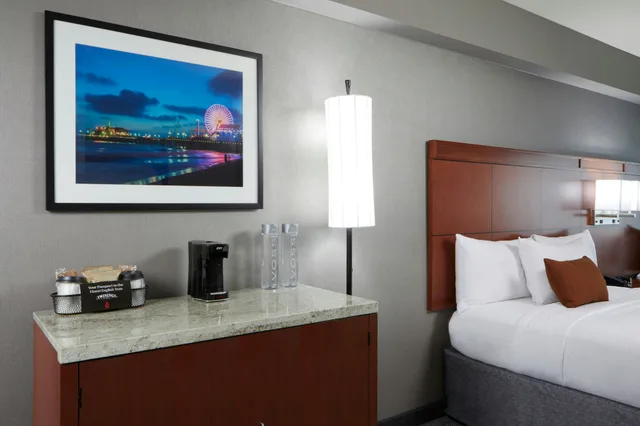 غرفة بسرير كينج، Courtyard By Marriott Los Angeles Lax Century Boulevard 3/8