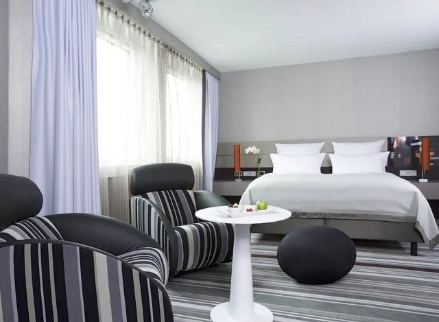 جناح جونيور بسرير كينج، Steigenberger Airport Hotel 1/3