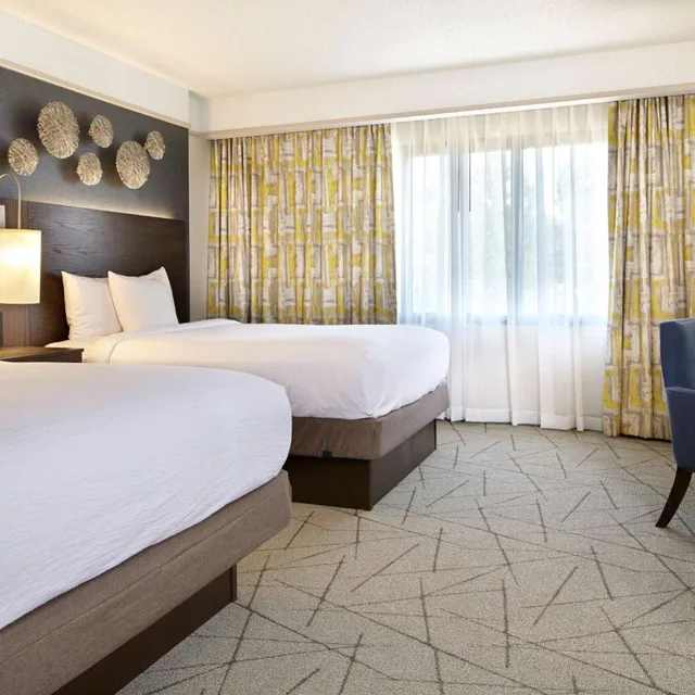 جناح بسريرين كوين مع أريكة لذوي الإعاقة، Embassy Suites by Hilton Atlanta Galleria 1/4