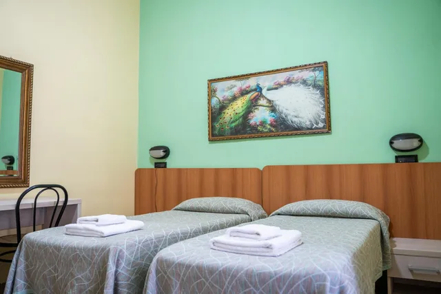 Room, Double or Twin Bed, Hotel Ferrarese Roma 2/10